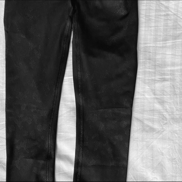 black lululemon mapped out hr tight 28” leggings - Picture 2 of 4